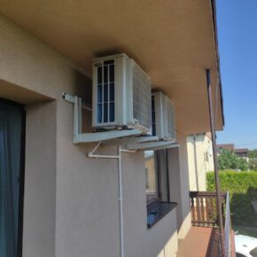 Jednostki zewnętrzne klimatyzacji zamontowane na balkonie
