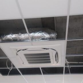 Klimatyzator kasetonowy zamontowany w suficie systemowym