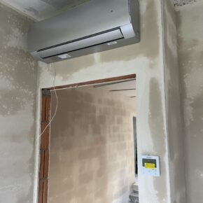 Klimatyzator Sinclair zamontowany nad drzwiami