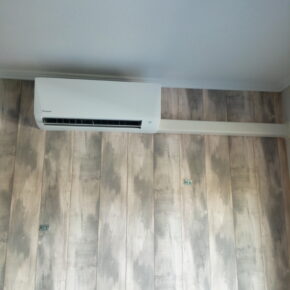 Klimatyzator zamontowany na drewnianej ścianie