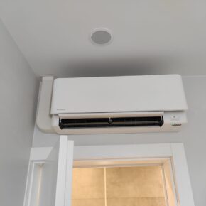 Klimatyzator zamontowany nad drzwiami pokoju