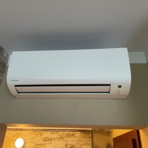 Klimatyzator zamontowany w korytarzu domu